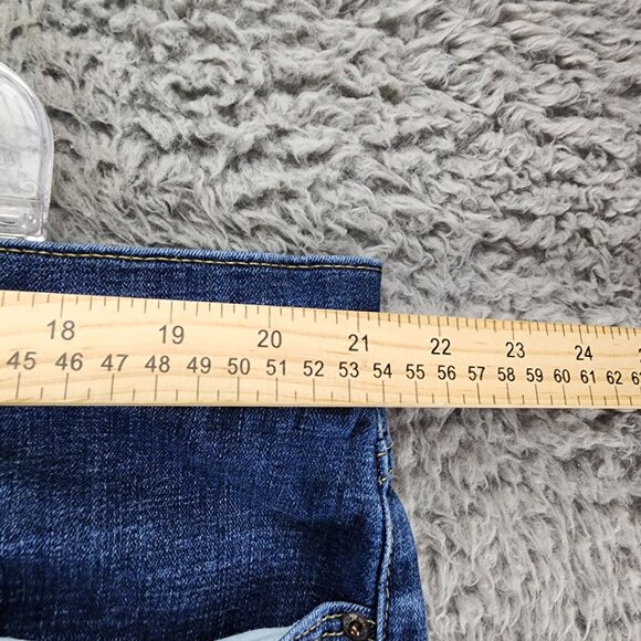 Levis Shorts Womens 24 Medium Wash Stretch High Rise Classic Bermuda *GUC* - Picture 6 of 14